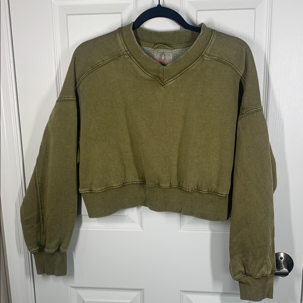 Free People Movement cropped v-neck sweatshirt olive green size small